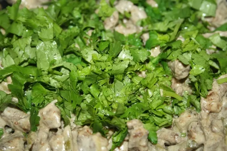 Бефстроганов от оскара кучеры (с огурчиками и кинзой): шаг 6
