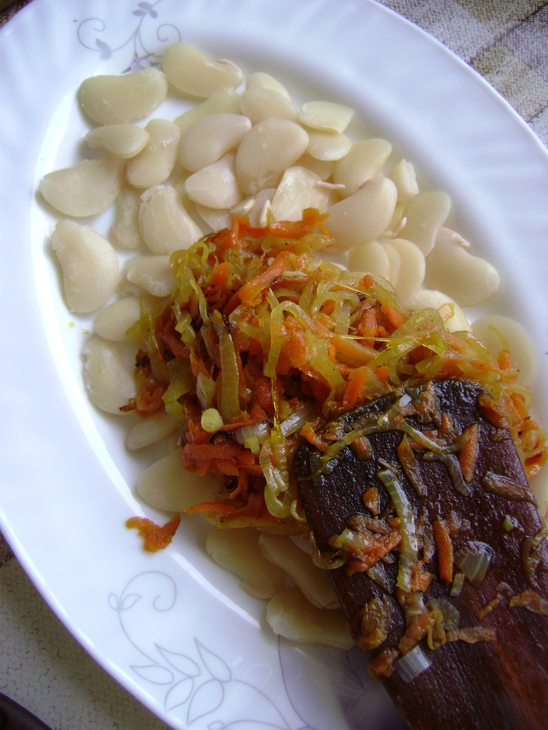 Салат с селедкой и фасолью под икорным соусом: шаг 4