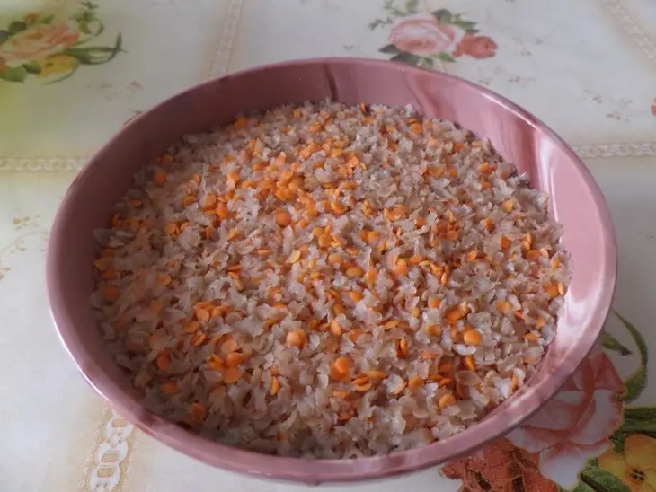 Гречнево-чечевичная лепешка с луком и зеленью: шаг 2