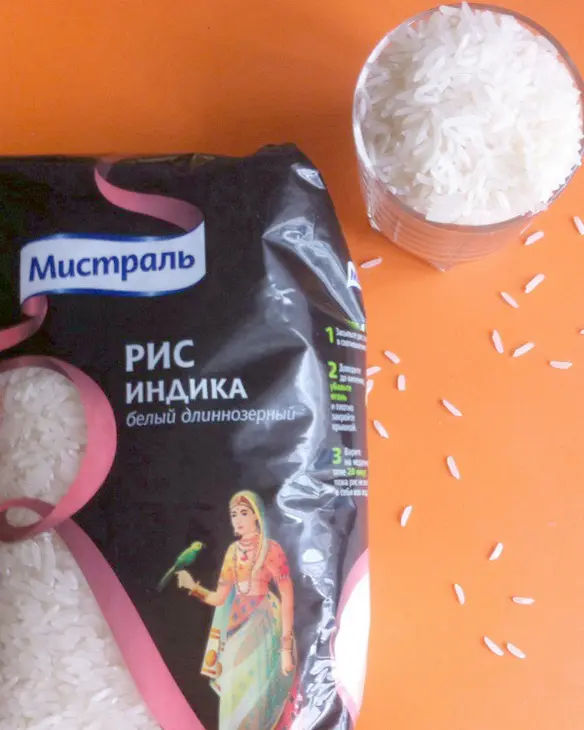Салат с рисом и тунцом под пикантной заправкой: шаг 1