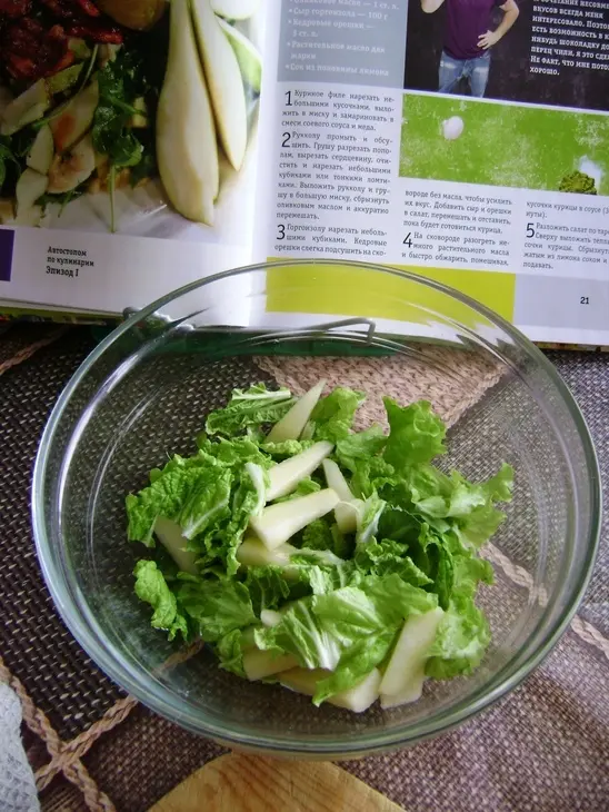 Теплый салат с куриным филе и грушей от кучеры: шаг 2
