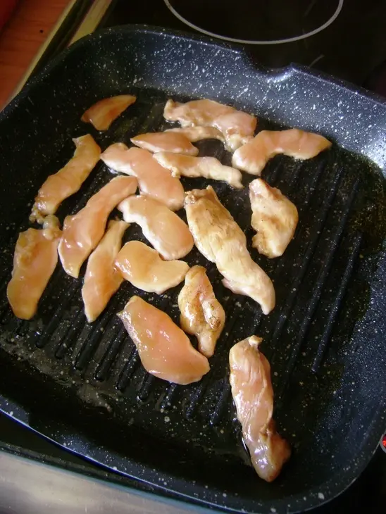 Теплый салат с куриным филе и грушей от кучеры: шаг 3
