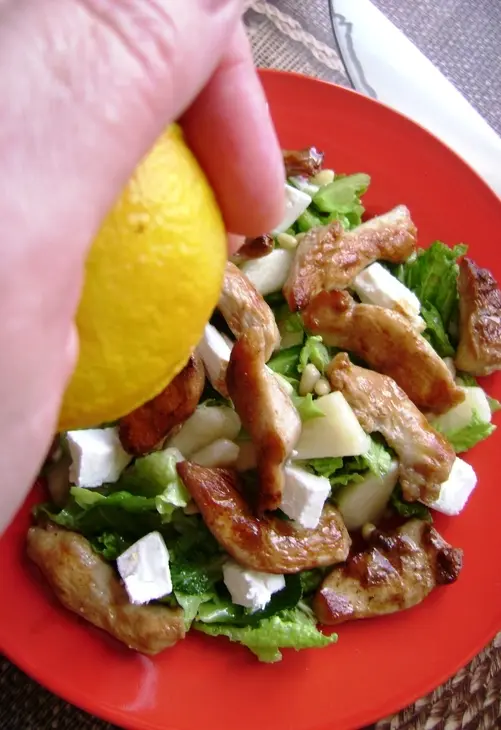 Теплый салат с куриным филе и грушей от кучеры: шаг 4