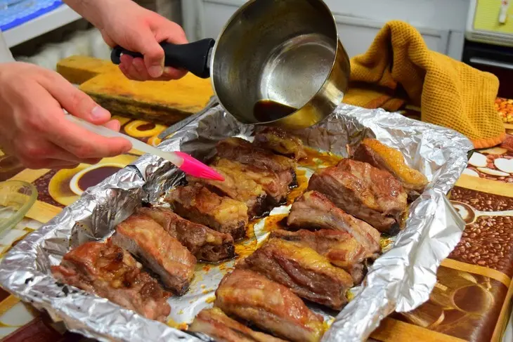 Ребрышки в духовке, проще не бывает: шаг 8