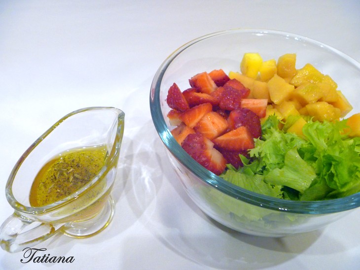 Салат с манго и клубникой : шаг 2
