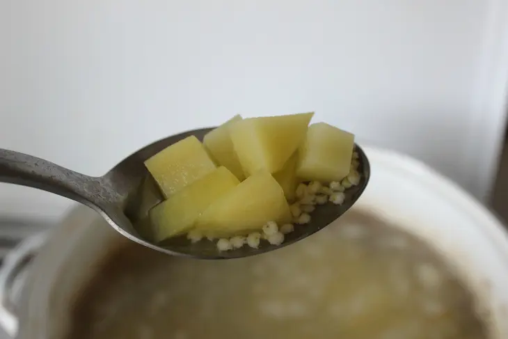Грибной суп с пшеном и снытью: шаг 2