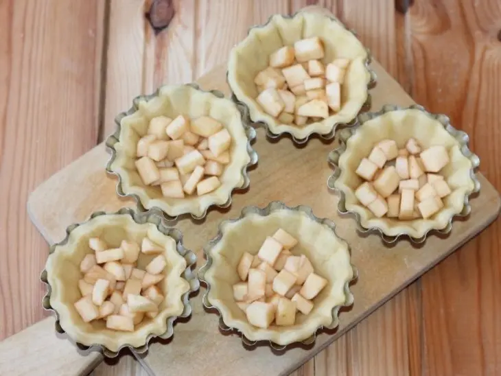 Булочки с мармеладом и яблоками: шаг 11