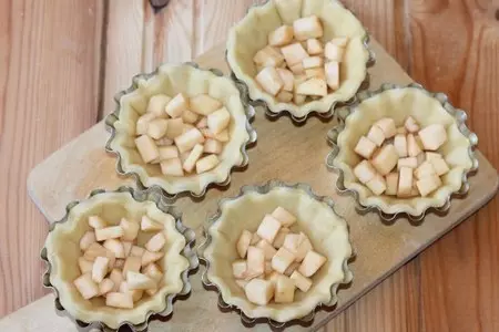 Булочки с мармеладом и яблоками: шаг 11