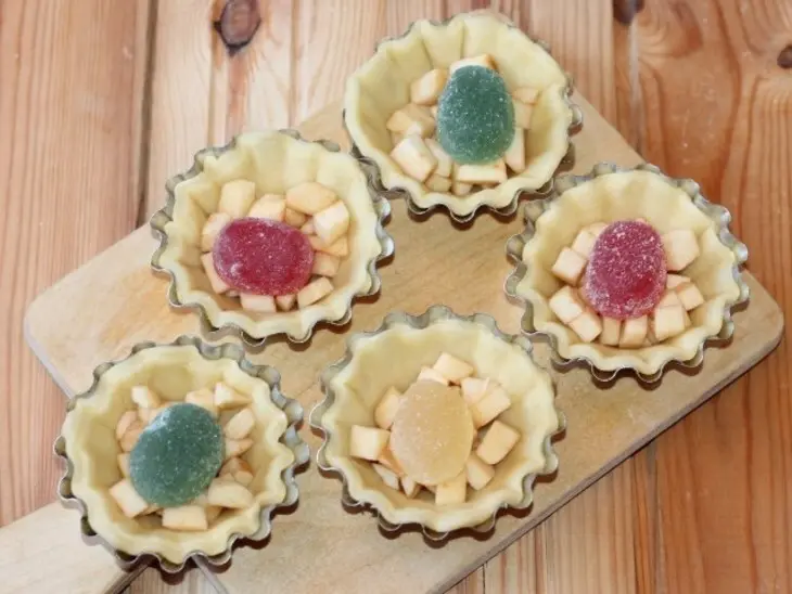 Булочки с мармеладом и яблоками: шаг 12