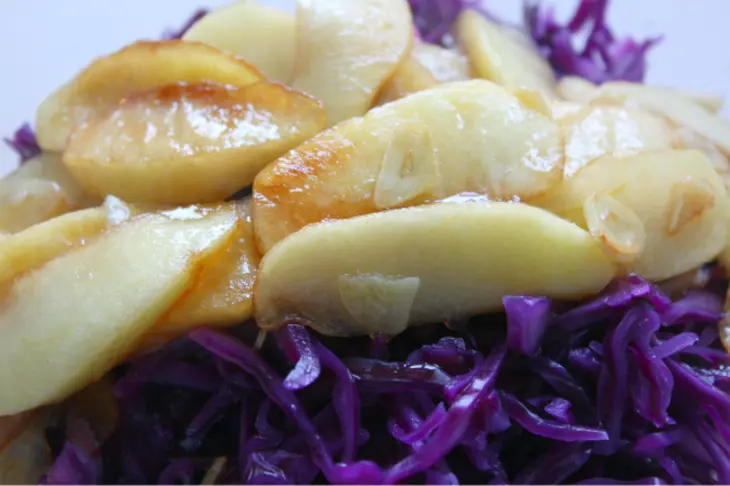 Карамельные яблоки с красной капустой: шаг 4