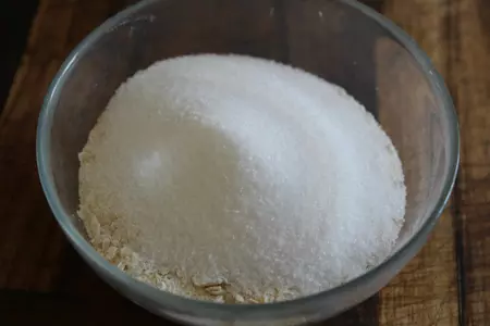 Насыпной пирог с яблоком и грушами: шаг 3