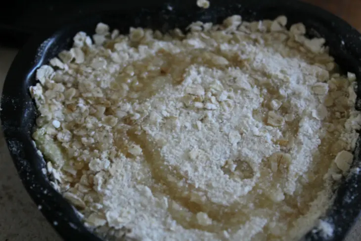 Насыпной пирог с яблоком и грушами: шаг 5