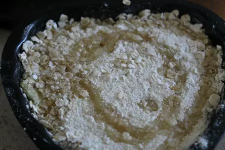 Насыпной пирог с яблоком и грушами: шаг 5