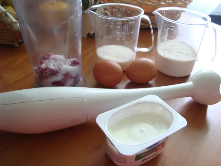 Быстрый рулет с малиной и творогом: шаг 1