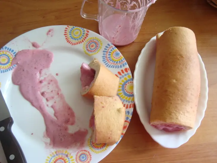 Быстрый рулет с малиной и творогом: шаг 8
