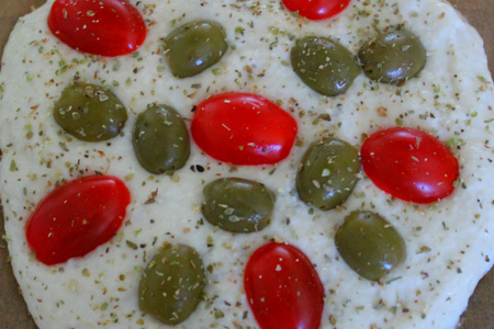 Постная лепешка на манной крупе с томатами и оливками: шаг 5