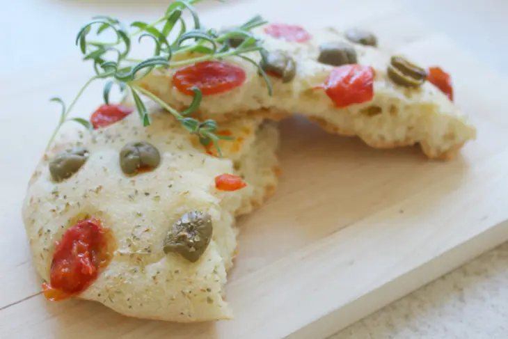 Постная лепешка на манной крупе с томатами и оливками: шаг 6