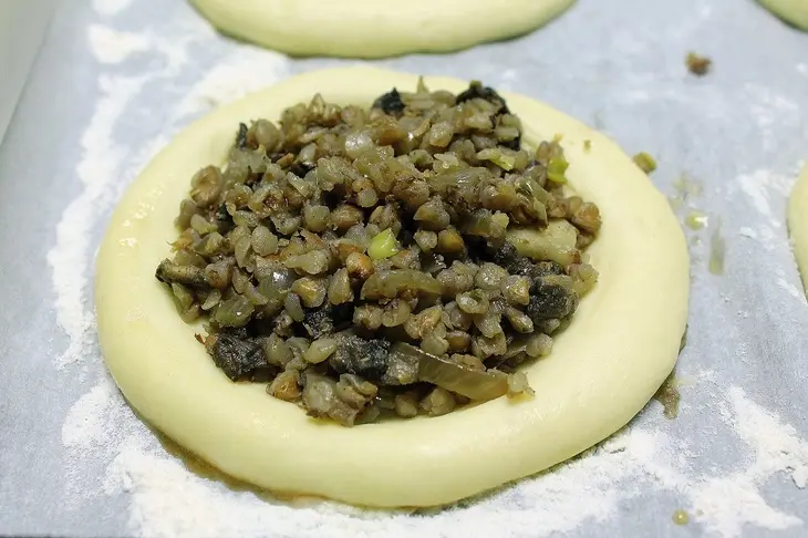 Постные шаньги с гречкой и грибами: шаг 9