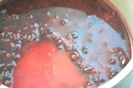 Каша манная с брусникой и голубикой: шаг 3