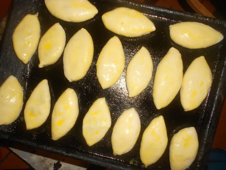 Пирожки со снытью и яйцом: шаг 8