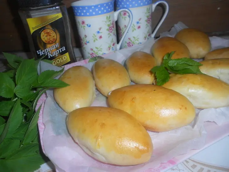 Пирожки со снытью и яйцом: шаг 9