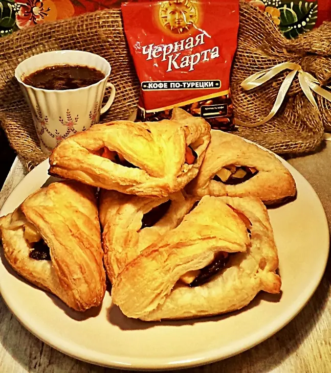 Слойки к утреннему кофе с черносливом и яблоками: шаг 6