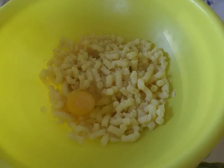 Картофельные палочки с сыром и зеленью: шаг 2
