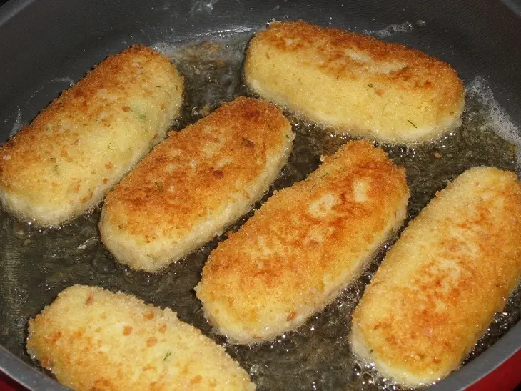 Картофельные палочки с сыром и зеленью: шаг 8