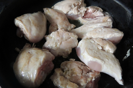 Курица в сметанном соусе от оскара кучеры.: шаг 2