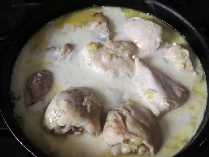 Курица в сметанном соусе от оскара кучеры.: шаг 4
