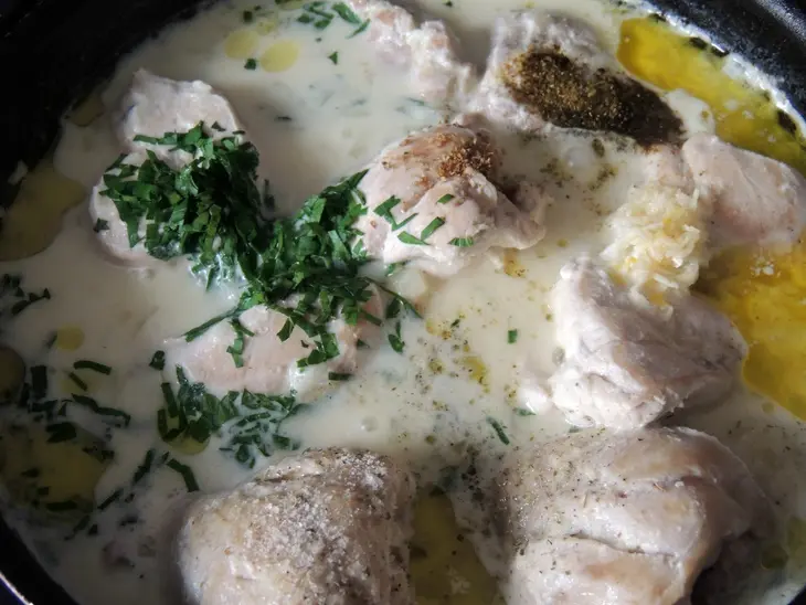 Курица в сметанном соусе от оскара кучеры.: шаг 5