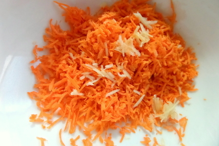 Рисовые оладьи с морковкой и яблоком: шаг 1