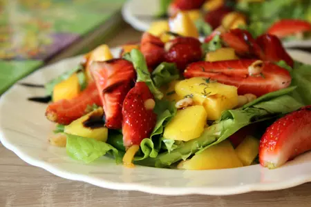 Салат с манго и клубникой от оскара кучеры: шаг 7