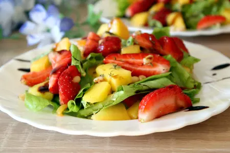 Салат с манго и клубникой от оскара кучеры: шаг 8