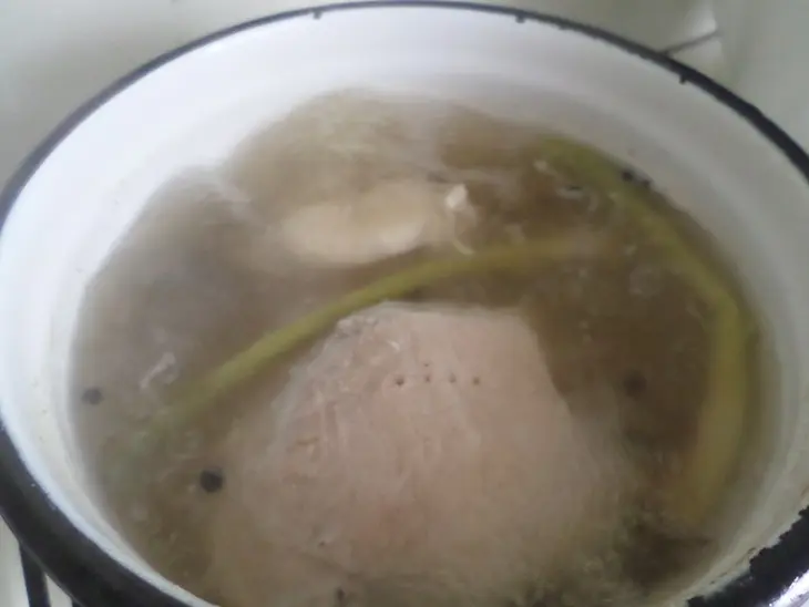 Салат с шампиньонами, курицей и черносливом: шаг 1