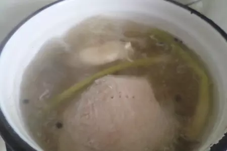 Салат с шампиньонами, курицей и черносливом: шаг 1