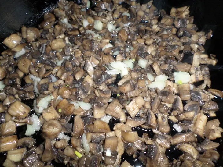 Салат с шампиньонами, курицей и черносливом: шаг 2