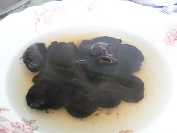 Салат с шампиньонами, курицей и черносливом: шаг 3
