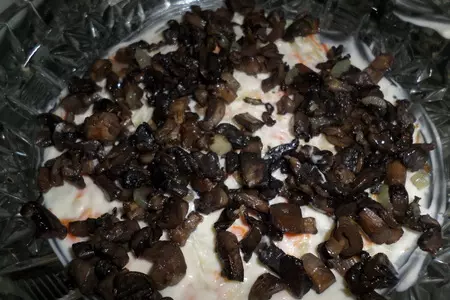 Салат с шампиньонами, курицей и черносливом: шаг 6