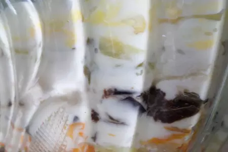 Салат с шампиньонами, курицей и черносливом: шаг 7