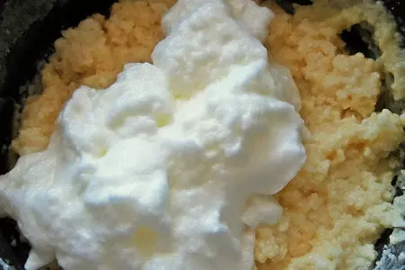 Манный пудинг с яблоком и киви: шаг 3
