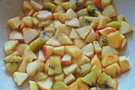 Манный пудинг с яблоком и киви: шаг 5