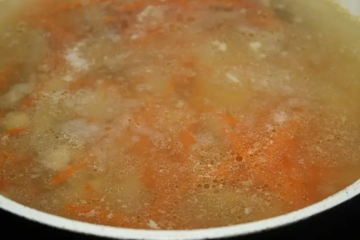 Суп-лапша "из ложки висят ножки": шаг 6