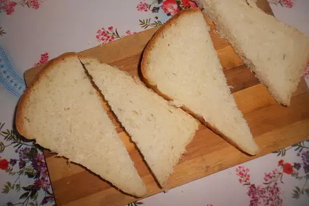 Гренки с творогом, изюмом и сыром.: шаг 1