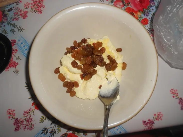 Гренки с творогом, изюмом и сыром.: шаг 2