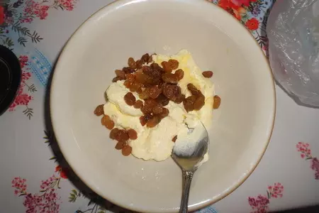 Гренки с творогом, изюмом и сыром.: шаг 2