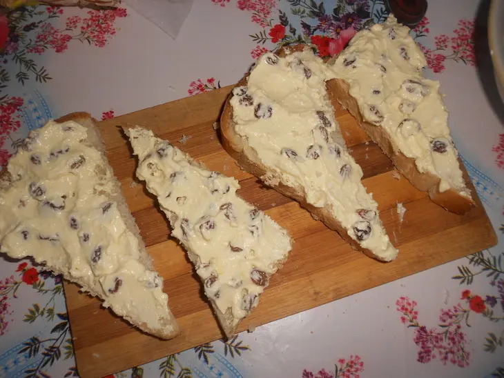 Гренки с творогом, изюмом и сыром.: шаг 3