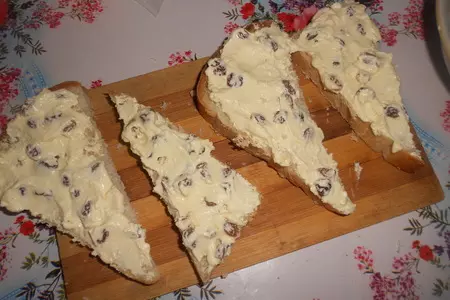 Гренки с творогом, изюмом и сыром.: шаг 3