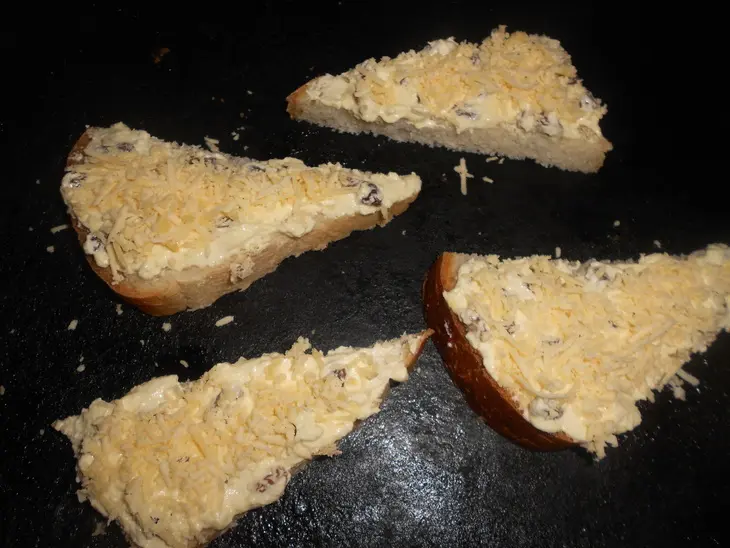 Гренки с творогом, изюмом и сыром.: шаг 4