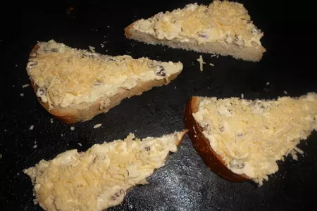 Гренки с творогом, изюмом и сыром.: шаг 4